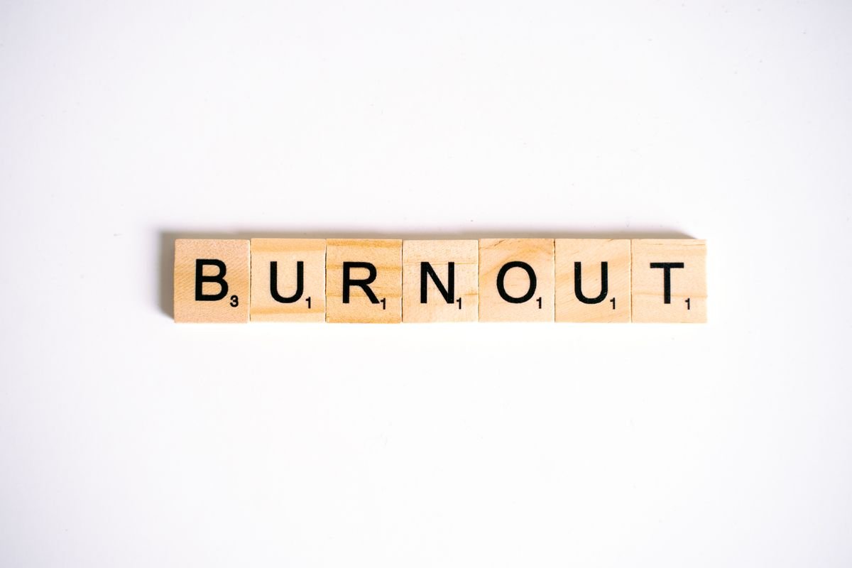 Peças de jogo com letras formando a palavra Burnout
