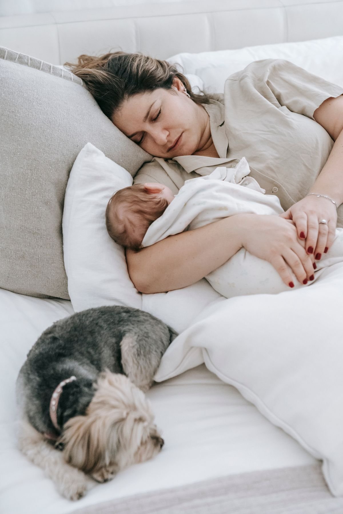 Mãe exausta com bebê recém-nascido, ilustrando o período do pós-parto
