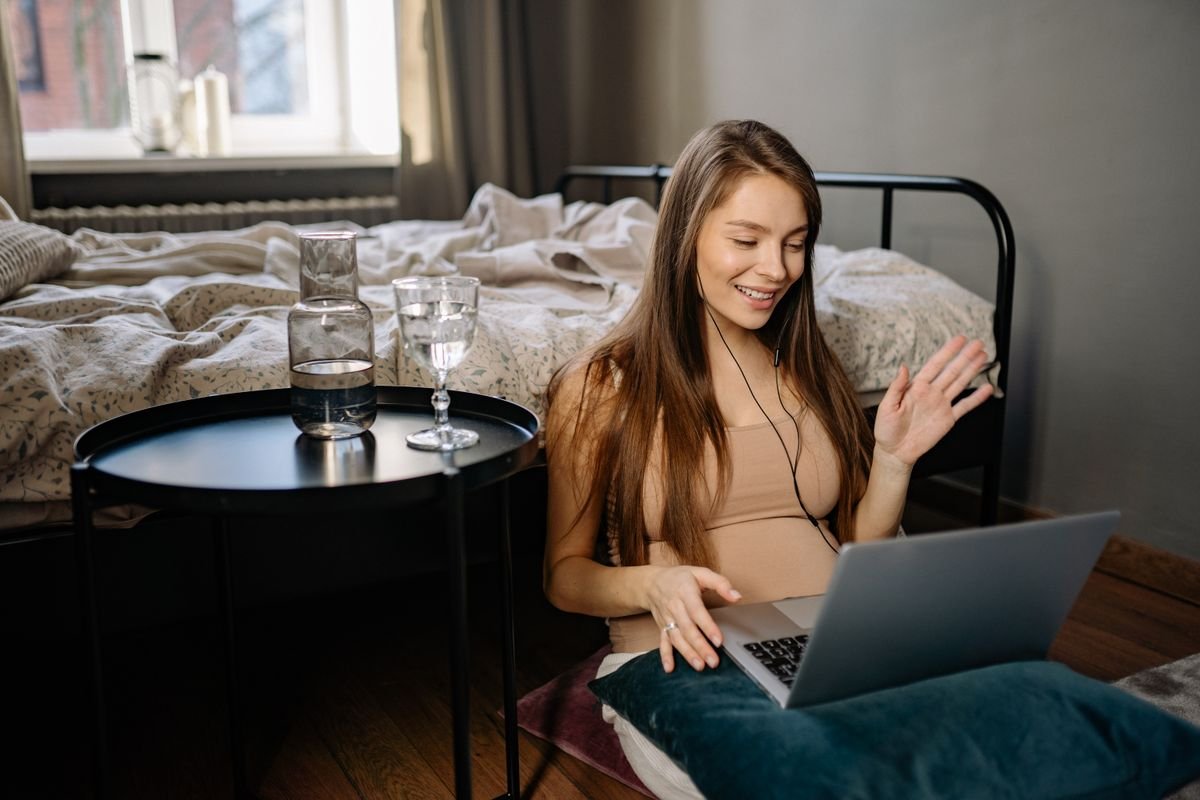 Pessoa na cama olhando o celular, ilustrando a dificuldade de se desconectar